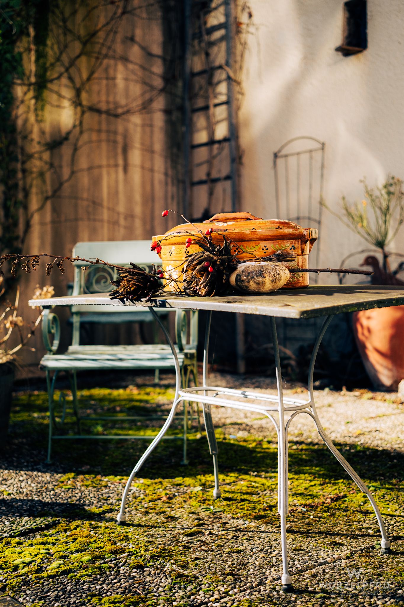 Gartentisch mit Topf und Deko